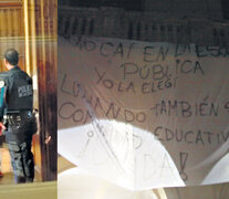 El policía que ingresó en el colegio Mariano Acosta. El colegio reaccionó ayer con carteles de repudio a la presencia policial.  (Fuente: Jorge Larrosa) (Fuente: Jorge Larrosa) (Fuente: Jorge Larrosa)