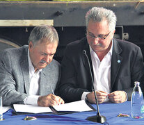 Juan Schiaretti y Hugo Passalacqua, en la firma del acuerdo.
