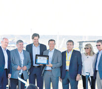 Teófilo Lacroze (el más alto), presidente de Shell Argentina, junto al gobernador Omar Gutiérrez (a su izquierda).