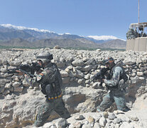 Militares afganos toman posición cerca de donde explotó “la Madre de todas las bombas”. (Fuente: EFE) (Fuente: EFE) (Fuente: EFE)