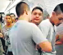 Dos de los tres gordos de la Policía de la Ciudad rodeados de pasajeros mientras detienen al vendedor.