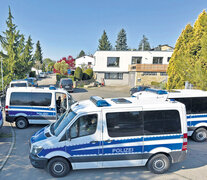Camionetas policiales en el lugar de la detención del atacante, cerca de Tubinga.