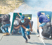 Activistas opositores se escudan en carteles viales arrancados. (Fuente: AFP) (Fuente: AFP) (Fuente: AFP)