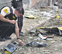 Los peritos buscan rastros esparcidos entre los escombros que dejó el espectacular asalto.