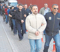 Una fila de detenidos marcha a la cárcel en Kayseri, Turquía. (Fuente: EFE) (Fuente: EFE) (Fuente: EFE)