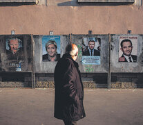 Un hombre pasa frente a unos afiches de campaña de los principales candidatos en Lyon horas antes del voto. (Fuente: AFP) (Fuente: AFP) (Fuente: AFP)