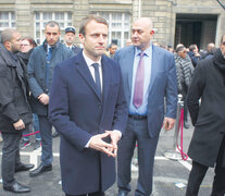 Emmanuel Macron, favorito para la segunda vuelta, participó del homenaje a Xavier Jugel. (Fuente: EFE) (Fuente: EFE) (Fuente: EFE)