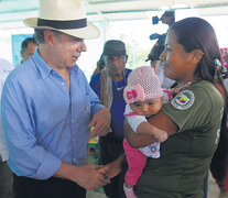 El presidente Santos habla con una guerrillera durante su visita a una zona veredal. (Fuente: EFE) (Fuente: EFE) (Fuente: EFE)