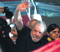 Lula saluda a la multitud en San Pablo durante el paro general del 15 de marzo. (Fuente: AFP) (Fuente: AFP) (Fuente: AFP)