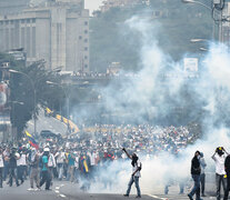Los choques callejeros que el miércoles protagonizaron opositores y oficialistas dejaron como corolario tres muertos. (Fuente: AFP) (Fuente: AFP) (Fuente: AFP)