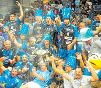 Los jugadores de Bolívar festejaron el título en la noche del jueves.