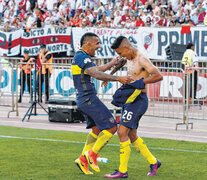 Tevez y Centurión, de festejo en el Monumental. Boca ganó 4-2. (Fuente: Fotobaires) (Fuente: Fotobaires) (Fuente: Fotobaires)