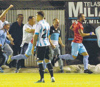 El delantero Guevgeozian festeja y Pablo Alvarez sufre.