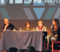 El moderador Santiago Rey, y las escritoras Graciela Cros, Sylvia Molloy y Vera Giaconi durante la charla.