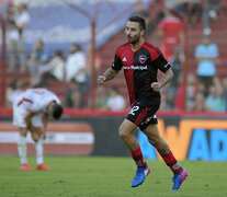 Ignacio Scocco desde afuera del área sacó un remate que sorprendió al arquero de Huracán. (Fuente: Fotobaires) (Fuente: Fotobaires) (Fuente: Fotobaires)