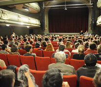 La asamblea convocada por Cepiar y realizada el pasado lunes en Sala Lavardén. (Fuente: Alberto Gentilcore) (Fuente: Alberto Gentilcore) (Fuente: Alberto Gentilcore)