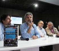 Trotta, Filmus, Giardinelli y Horacio González durante la presentación del libro en el stand del Grupo Octubre. (Fuente:  Bernardino Ávila) (Fuente:  Bernardino Ávila) (Fuente:  Bernardino Ávila)