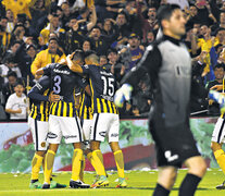 Los jugadores de Central se juntan y se abrazan al gol, mientras Orion sufre la caída de su arco. (Fuente: Fotobaires) (Fuente: Fotobaires) (Fuente: Fotobaires)