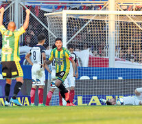 Alegre festeja el 1-0, que le dio la victoria al Tiburón en cancha de San Lorenzo. (Fuente: DyN) (Fuente: DyN) (Fuente: DyN)