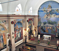 Una vista del interior de la capilla Santa Ana y los frescos de Soldi.