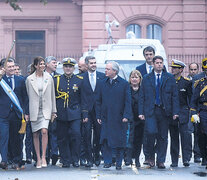 El Presidente y su equipo caminaron por una Plaza de Mayo vacía y vallada para ir a la Casa Rosada.