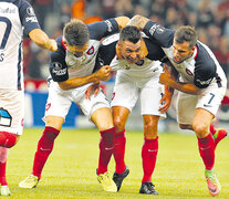 Botta festeja su gol, el tercero de San Lorenzo, abrazado por Mussis y Caruzzo. (Fuente: EFE) (Fuente: EFE) (Fuente: EFE)