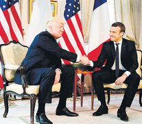 En su primera cumbre de la OTAN Trump se saludó con el flamante presidente Macron. (Fuente: EFE) (Fuente: EFE) (Fuente: EFE)