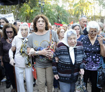 A las Madres de la Plaza 25 de Mayo les fue difícil caminar entre tanto afecto. (Fuente: Alberto Gentilcore) (Fuente: Alberto Gentilcore) (Fuente: Alberto Gentilcore)