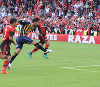 El &amp;quot;Chaqueño&amp;quot; Herrera marca el tercer gol para asegurar la enorme victoria canaya en el Coloso del Parque. (Fuente: Alberto Gentilcore) (Fuente: Alberto Gentilcore) (Fuente: Alberto Gentilcore)