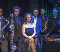 Elena Roger junto a Escalandrum, el sexteto instrumental liderado por Pipi Piazzolla.