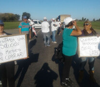 Las familias de los trabajadores salieron a la ruta para hacer visible su desesperación.