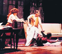 Estela Molly, Florencia Canale, Mara Bestelli, Humberto Tortonese y Vera Fogwill en En familia de Florencio Sánchez en el Teatro Nacional Cervantes en 1996.