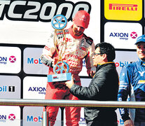Esteban Guerrieri recibe el trofeo por su victoria en el circuito de Santiago del Estero. (Fuente: Prensa stc 2000) (Fuente: Prensa stc 2000) (Fuente: Prensa stc 2000)