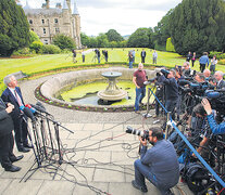 Rueda de prensa de los líderes del Sin Fein O´dowd (izq.) y Muilleoir, ayer en Belfast, tras la advertencia del Londres.