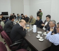 Contigiani y Genesini junto a Donello de la UOM, trabajadores y el edil Toniolli. (Fuente: Alberto Gentilcore) (Fuente: Alberto Gentilcore) (Fuente: Alberto Gentilcore)