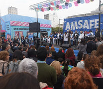 Decenas de maestros, alumnos y de diferentes organizaciones se acercaron hasta la Escuela. (Fuente: Andres Macera) (Fuente: Andres Macera) (Fuente: Andres Macera)