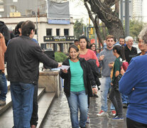 Los manifestantes repartieron volantes con diversas críticas a Highton de Nolasco. (Fuente: Eduardo Seval  ) (Fuente: Eduardo Seval  ) (Fuente: Eduardo Seval  )