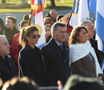 Macri con su esposa, el gobernador Lifschitz y la intendenta Fein en el breve acto de ayer. (Fuente: Sebastián Granata) (Fuente: Sebastián Granata) (Fuente: Sebastián Granata)