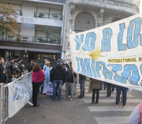 Los manifestantes sólo pudieron llegar hasta Córdoba y Laprida, donde estaba el vallado. (Fuente: Sebastián Joel Vargas) (Fuente: Sebastián Joel Vargas) (Fuente: Sebastián Joel Vargas)