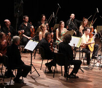 El guitarrista Juan Quintero en una de sus primeras actuaciones con la Orquesta de Cámara. (Fuente: : Gentileza Guillermo Turin) (Fuente: : Gentileza Guillermo Turin) (Fuente: : Gentileza Guillermo Turin)