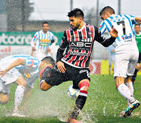 La lluvia impidió que se jugara al fútbol con normalidad en la cancha de Chacarita.