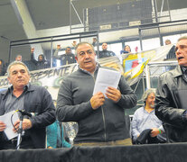 Juan Carlos Schmid, Héctor Daer y Carlos Acuña, los triunviros de la CGT, al encabezar el encuentro en Ferro.