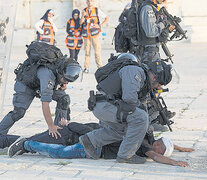 La policía antidisturbios israelí arresta a un palestino en la mezquita Al Aqsa de Jerusalén. (Fuente: EFE) (Fuente: EFE) (Fuente: EFE)