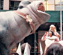 La chancha Okja, su pequeña amiga y la villana encarnada por Tilda Swinton en el clímax del film.