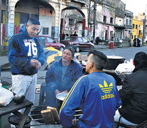 Frente a Pedro de Mendoza 1447 hay más de sesenta personas, niños y adultos, que esperan en la calle. (Fuente: Alejandro Leiva) (Fuente: Alejandro Leiva) (Fuente: Alejandro Leiva)