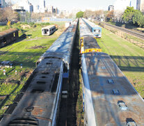 El predio está limitado por las vías del ferrocarril, Lacroze, Moldes y Virrey Avilés.