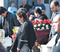 El cortejo fúnebre partió a las 11.30 acompañado por los aplausos de amigos y familiares de la adolescente asesinada. (Fuente: Télam) (Fuente: Télam) (Fuente: Télam)