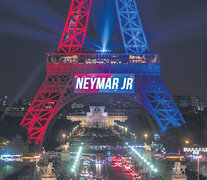 La Torre Eiffel se iluminó con los colores del equipo PSG para celebrar la llegada de Neymar. (Fuente: EFE) (Fuente: EFE) (Fuente: EFE)