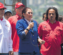 La primera dama Cilia Flores anuncia el comienzo de la Asamblea Constituyente en un acto en Caracas. (Fuente: EFE) (Fuente: EFE) (Fuente: EFE)