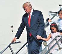 Trump llega a Morristown, Nueva Jersey, con sus nietos Arabella y Joseph Kushner. (Fuente: AFP) (Fuente: AFP) (Fuente: AFP)